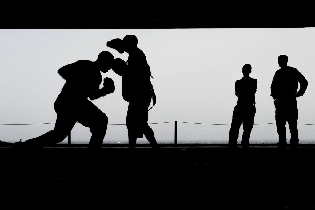 Homens utilizando o boxe como parte do treino hiit