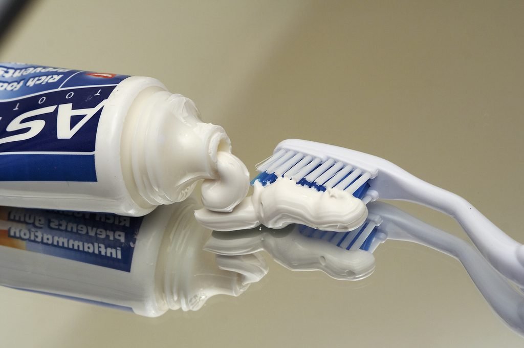 creme-dental-com-flúor-e-escova-de-dentes