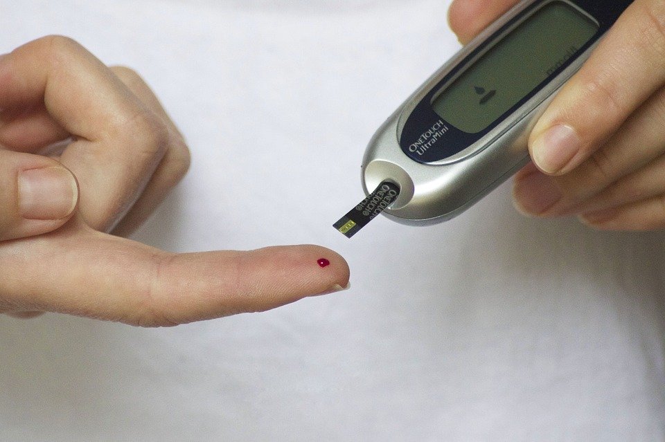 pessoa-medindo-diabetes